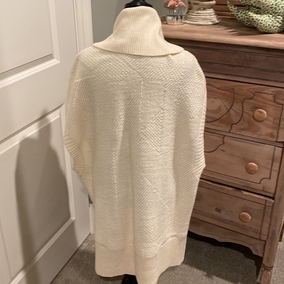 Womens BCBG sleeveless sweater, M/L - Picture 3 of 3